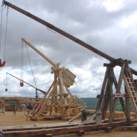 Trebuchet - ničitel hradeb a jedna z prvních zbraní biologické války