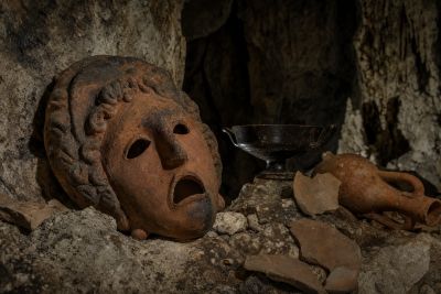 Maska boha vína z chorvatské jeskyně. Sloužila k temným rituálům?
