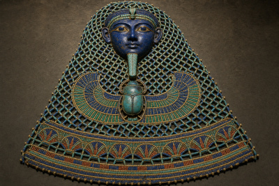 Korálková síť pro mrtvé. Proč nosily i ženy v Egyptě falešný vous boha?