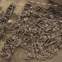 Hrob 129 mužů pod vídeňským hřištěm. Proč útočníci mířili do pánve?