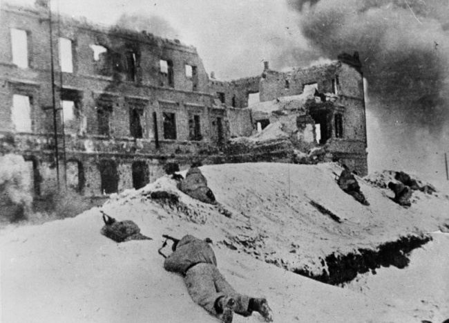 Sovětští vojáci ve Stalingradu, leden 1943. Sovětští vojáci ve Stalingradu, leden 1943.