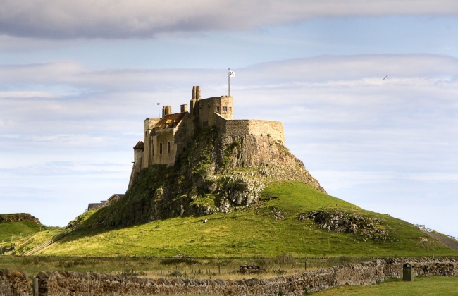 Pozůstatky pozdějšího hradu na ostrově Lindisfarne.