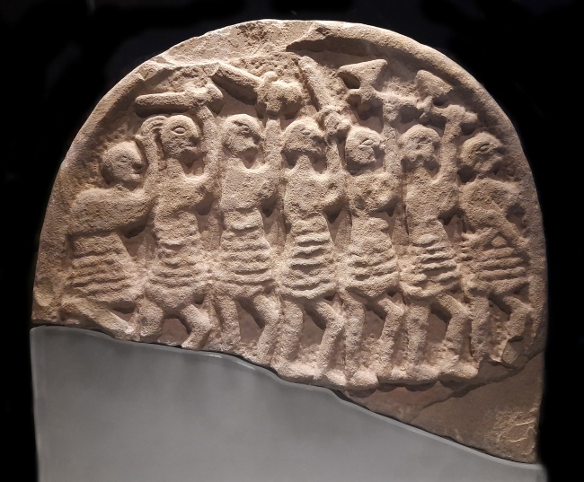 Pozůstatek náhrobku z 9. století, znároznujícího útok Vikingů.