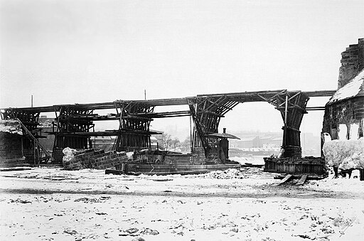 Karlův most při opravách po povodni.