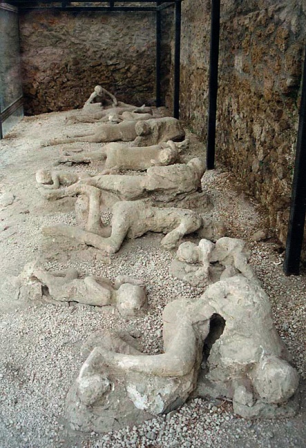 Sádrové odlitky obětí z Pompejí.