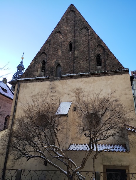 Staronová synagoga (strana se schůdky na půdu). Staronová synagoga (strana se schůdky na půdu).