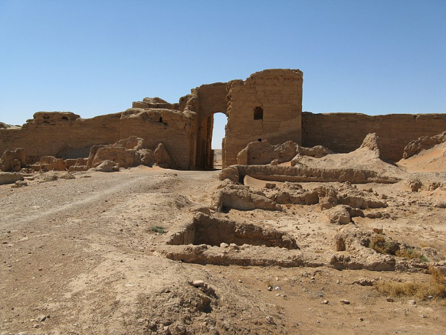 Dnešní trosky města (brána a hradby).