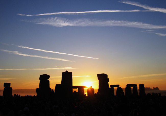 Východ slunce o slunovratu nad Stonehenge Východ slunce o slunovratu nad Stonehenge