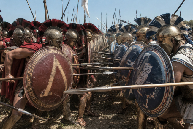 Střet spartských a athénských hoplítů.