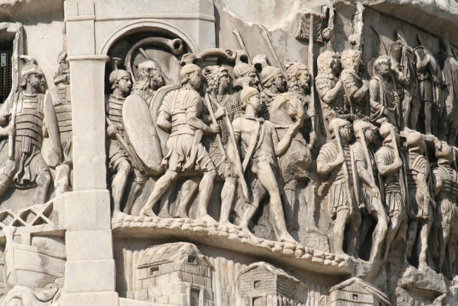 Římští legionáři v plátové zbroji na antickém reliéfu Římští legionáři v plátové zbroji na antickém reliéfu