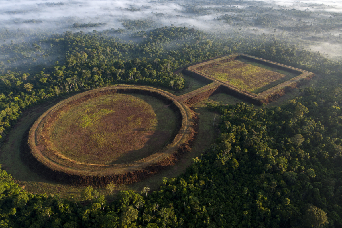 Letecký pohled na geoglyfy v amazonském pralese Letecký pohled na geoglyfy v amazonském pralese