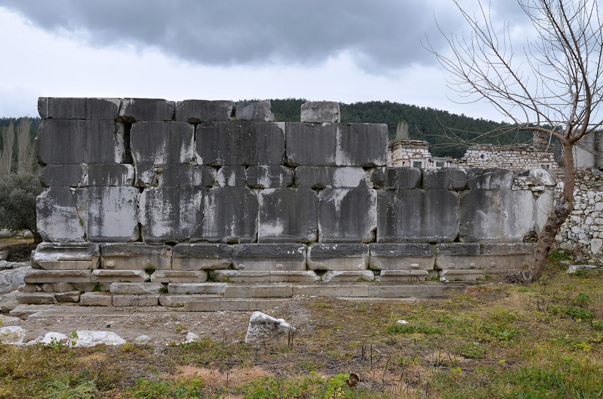 Zeď bouleuterionu v antické Stratonikeji Zeď bouleuterionu v antické Stratonikeji