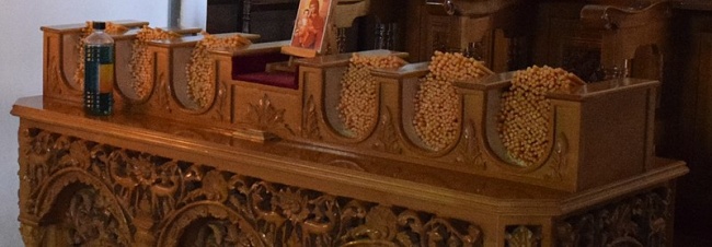 Stojánek na voskové svíčky v kostele v Movenvasii, Řecko.