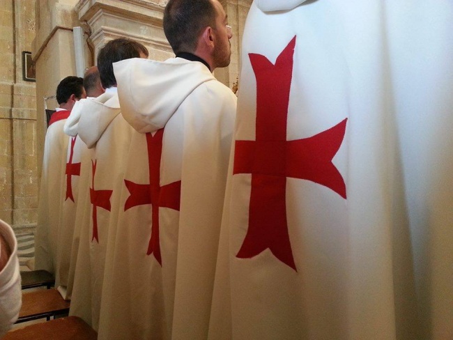Bílý plášť a červený kříž jako znak templářů.