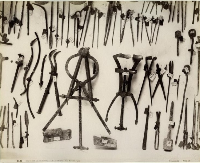 Římské nástroje, nalezené v Pompejích.