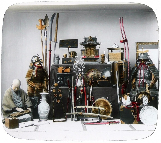 Ukázka předmětů používaných samuraji (foto z roku cca. 1892-1895).