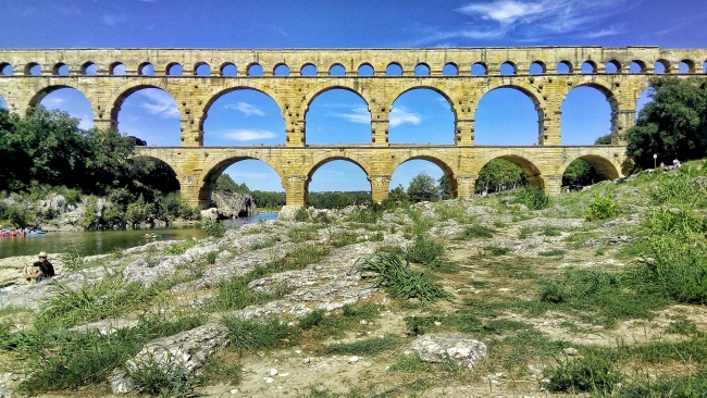 Pont du Gard ve Francii je považovaný za nejkrásnější a nejzachovanější římský akvadukt.