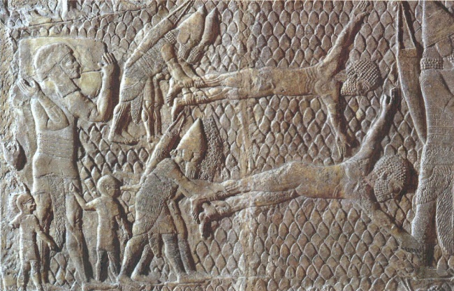 Stahování kůže z rebelů, kteří se postavili asyrské nadvládě.
