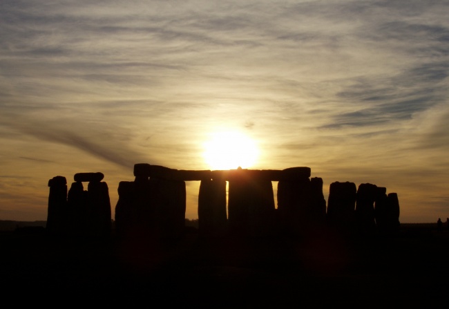 Stonehenge pří západu slunce.