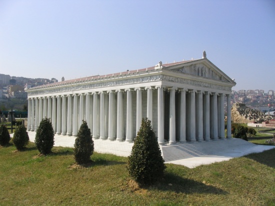 Novodobá rekonstrukce Artemidina chrámu.