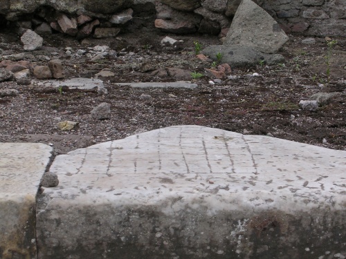 Hrací deska Latrunculi na schodech Basilica Julia.