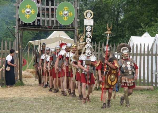 Aquilifer, Signifer, Cornicen a Centurion.