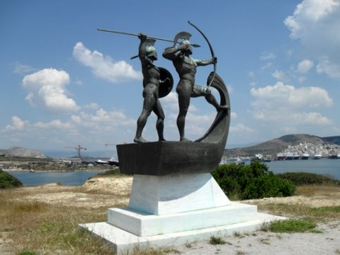 Monument na ostrově Salamina.
