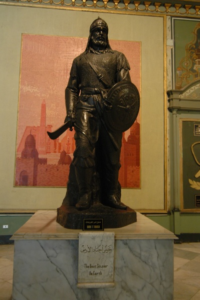 Saladinova socha v egyptském vojenském muzeu.