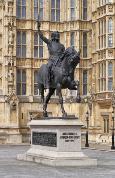 Richadova socha před Westminsterským palácem.