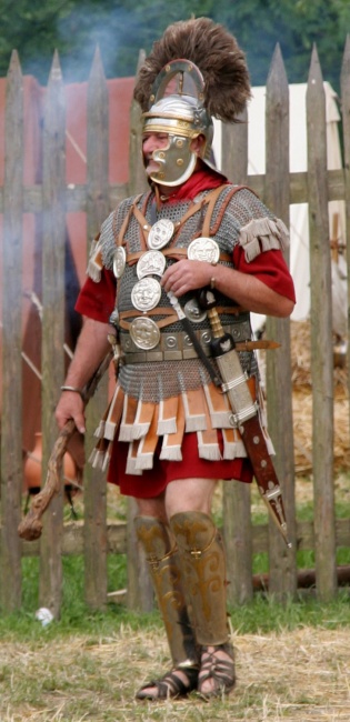 Centurion se svojí révovou holí. Centurion se svojí révovou holí.
