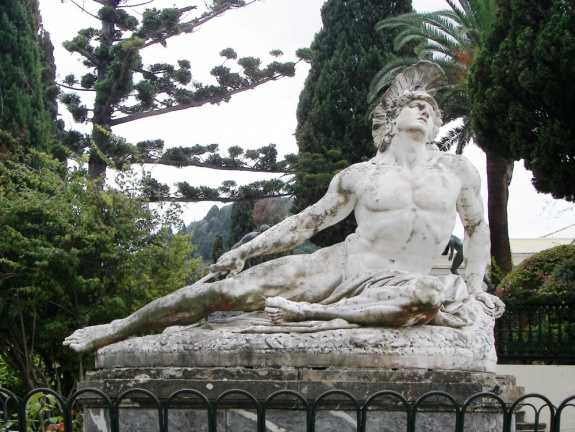 Socha umírajícího Achilla na Corfu.